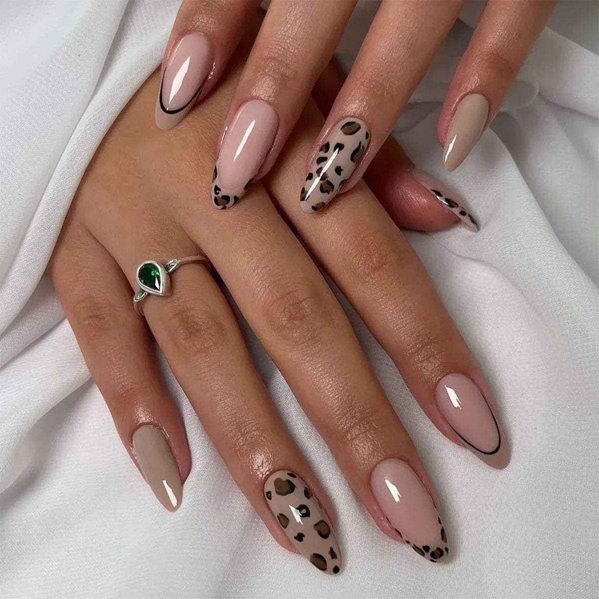 3D Bowknot Pearl Wearable Nail Art Fashion Leopard French Nude Almond Fake Nails Detachable Finished False Nails Press on Nails
